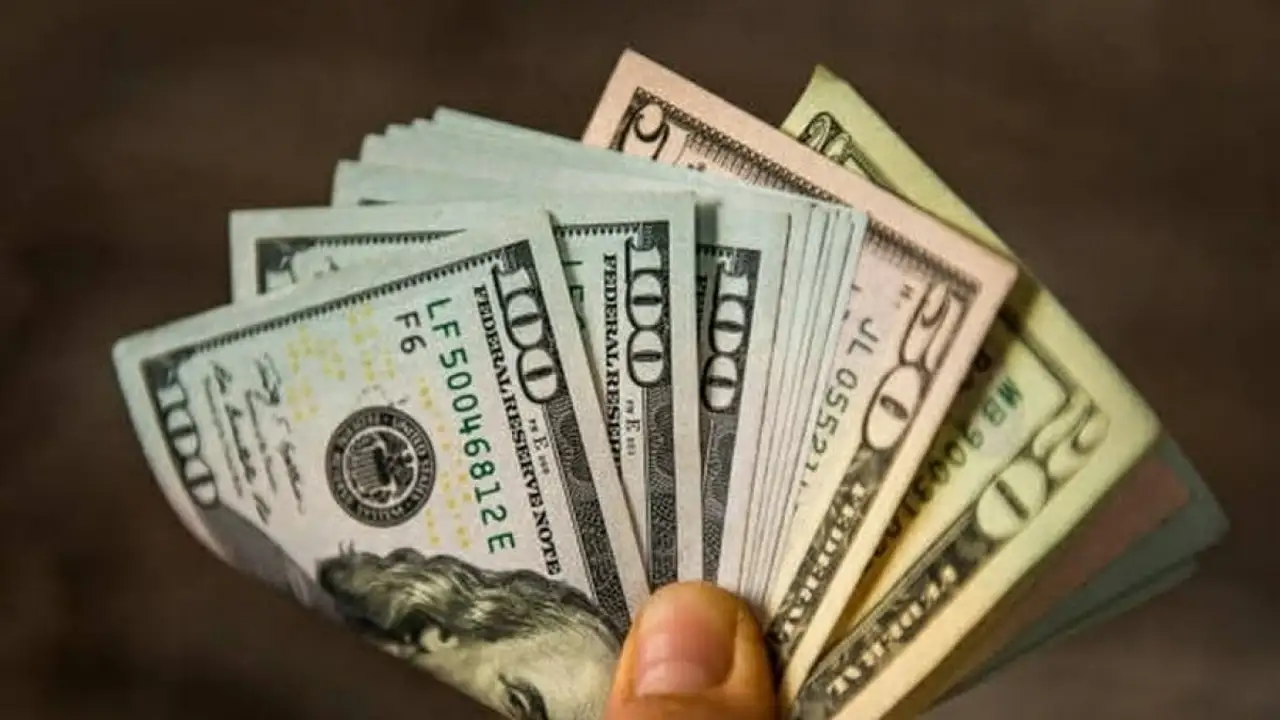 الدولار الأمريكي يواصل صعوده أمام اليورو والجنيه الإسترليني في تداولات أسواق العملات